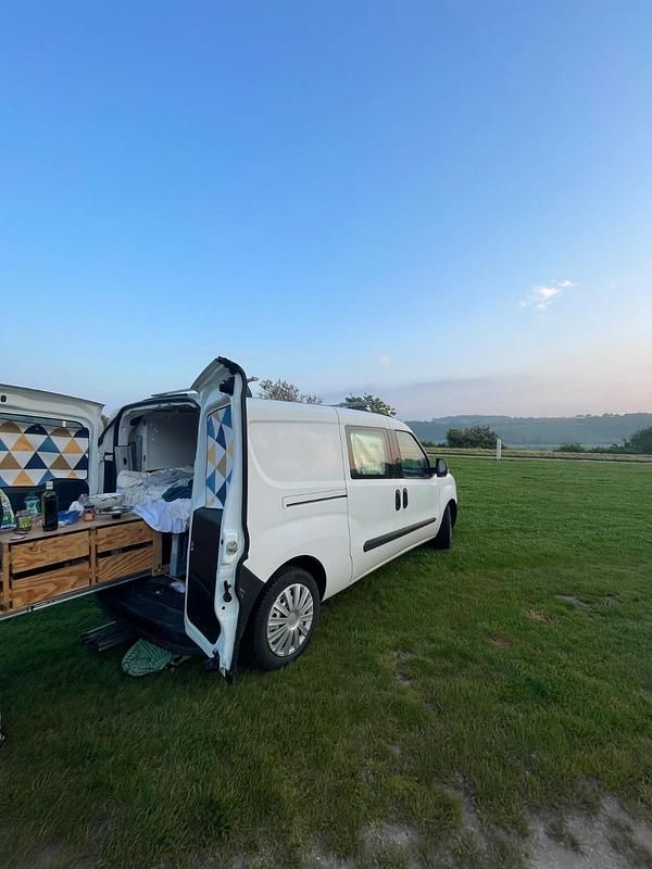 Weiß Gebraucht 2015 Opel Combo Van / Kleinbus | 6.900 € - Bild 1/4