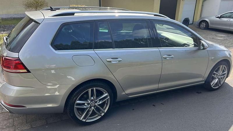 Silber Gebraucht 2019 VW Golf VII Highline Kombi | 18.000 € (Fairer Preis) - Bild 1/4