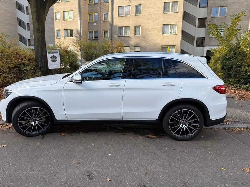 Weiß Gebraucht 2018 Mercedes GLC250 AMG line SUV | 28.900 € (Fairer Preis) - Bild 1/4
