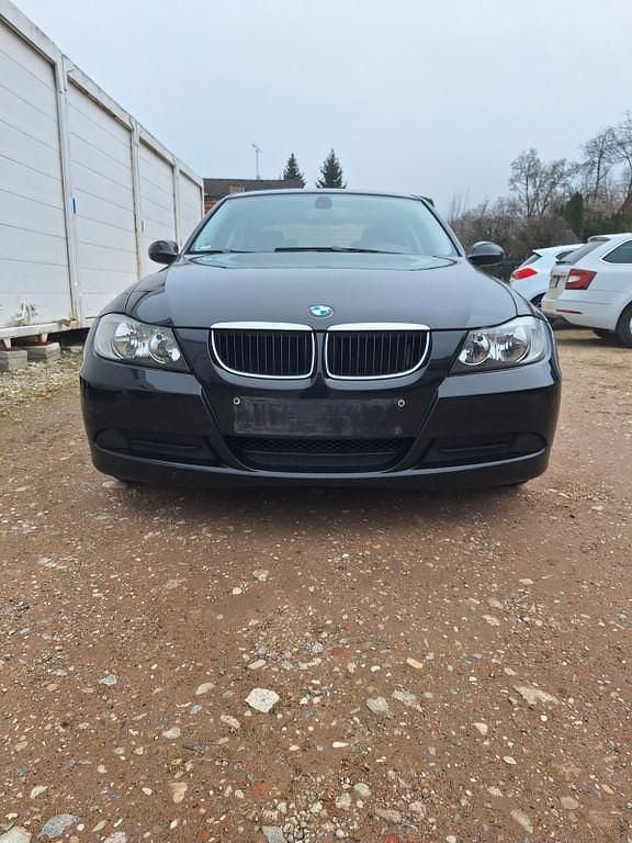 Gebraucht BMW 318 129 PS (94 kW) 2007 Schwarz Limousine