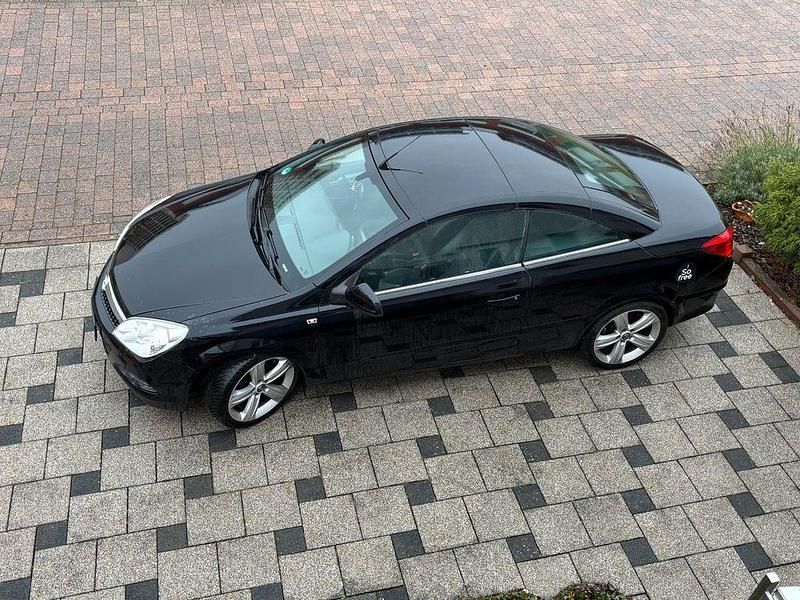 Schwarz Gebraucht 2010 Opel Astra Cabriolet Cabrio | 2.000 € (Fairer Preis) - Bild 1/4