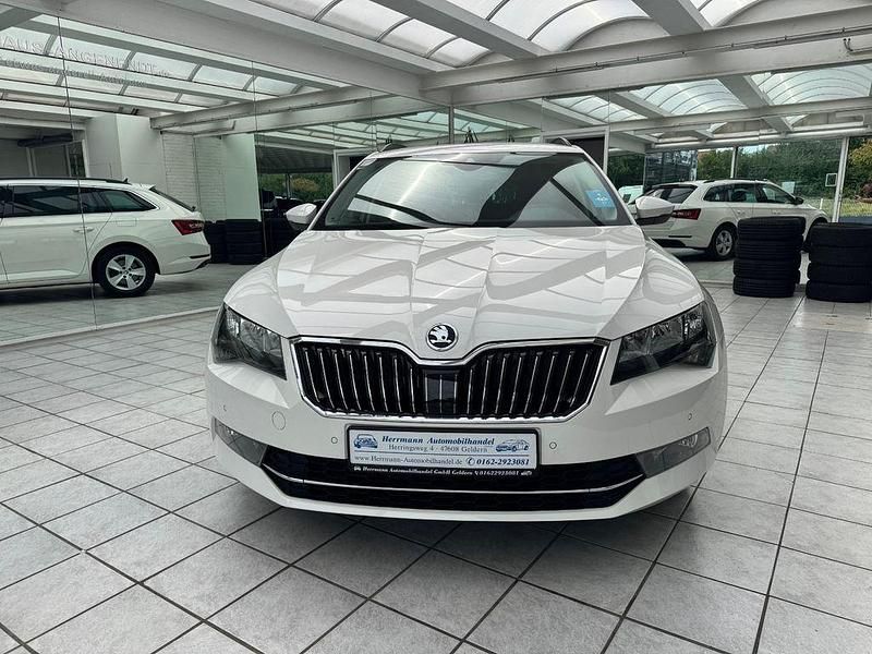 Weiß Gebraucht 2019 Skoda Superb Ambition Kombi | 17.900 € (Fairer Preis) - Bild 1/4