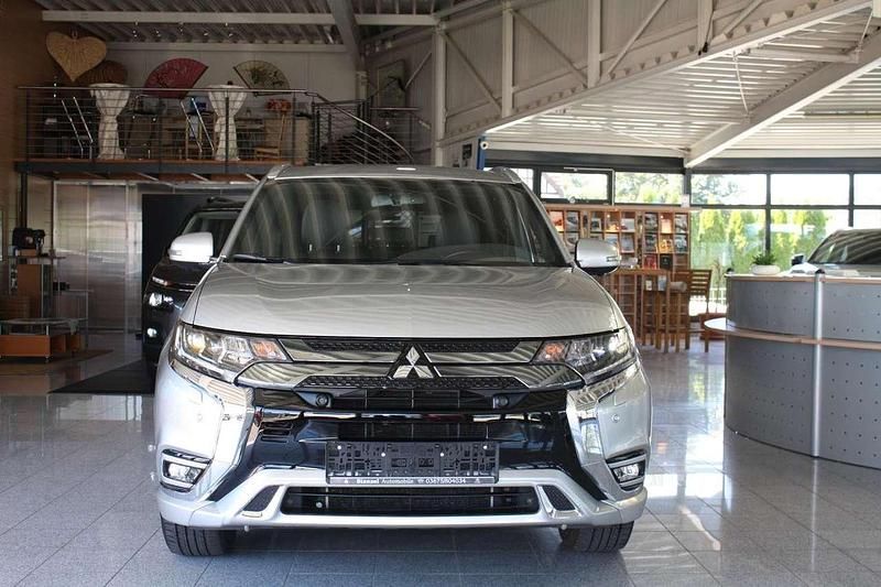 Sterlingsilber Gebraucht 2021 Mitsubishi Outlander P-HEV Plus SUV | 24.990 € (Fairer Preis) - Bild 1/4