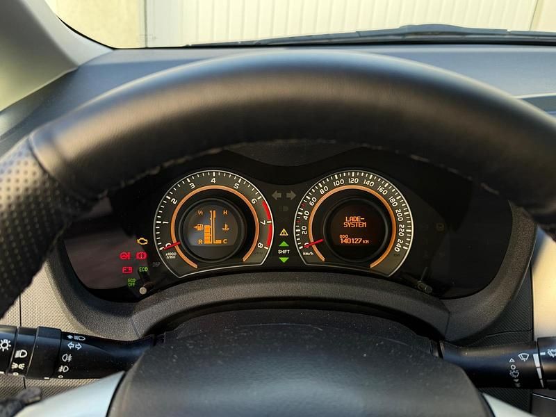 Gebraucht Toyota Auris 99 PS (72 kW) 2012 Weiß Kleinwagen