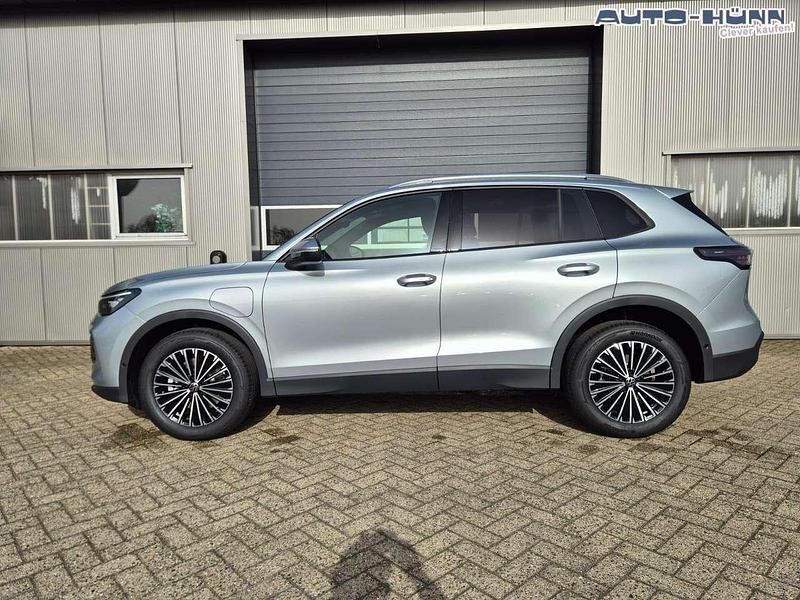 Neu VW Tiguan Design 204 PS (150 kW) 2026 Oyster silver metallic SUV