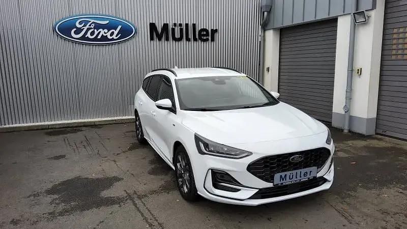 Lackierung frostweiá Gebraucht 2024 Ford Focus ST-Line Limousine | 23.490 € (Fairer Preis) - Bild 1/4