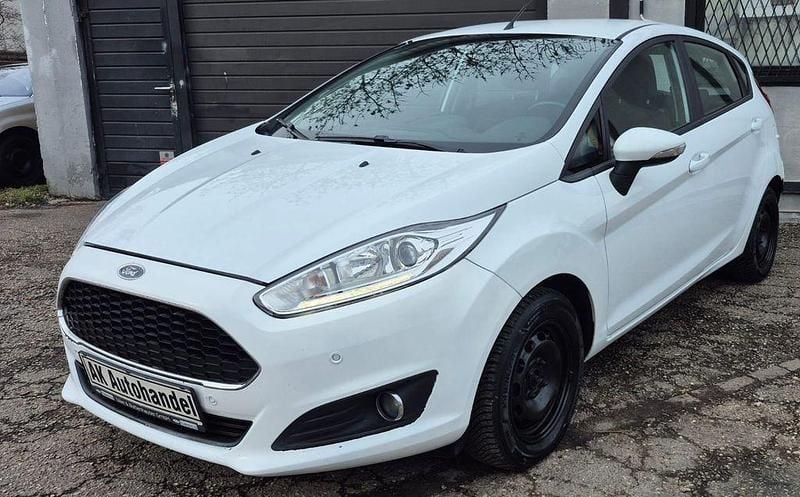 Gebraucht Ford Fiesta Celebration 95 PS (69 kW) 2016 Weiß Limousine