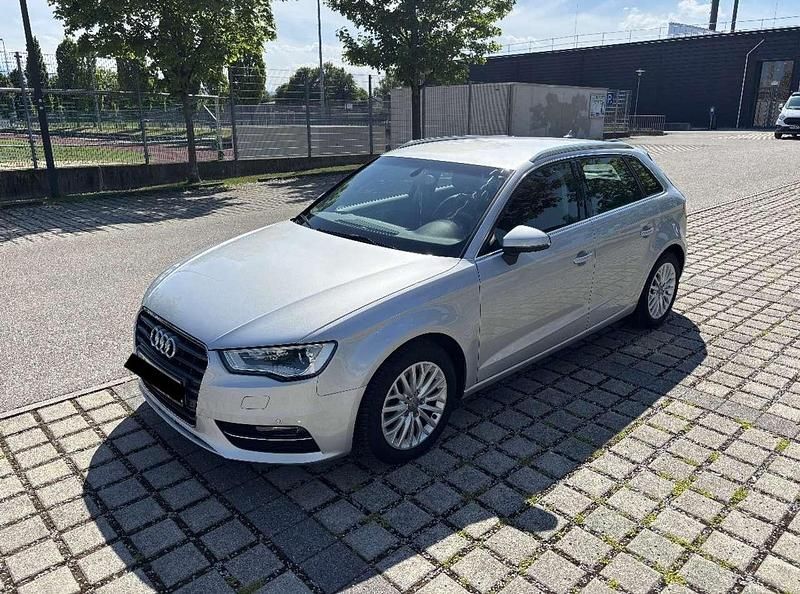 Silber Gebraucht 2013 Audi A3 Sportback Ambiente Kleinwagen | 13.900 € (Fairer Preis) - Bild 1/4