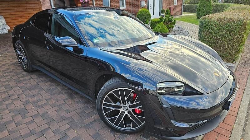 Schwarz Gebraucht 2022 Porsche Taycan 4S Performance Package Limousine | 59.700 € - Bild 1/4