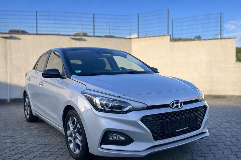 Gebraucht Hyundai i20 Advantage 101 PS (74 kW) 2020 Silber Kleinwagen