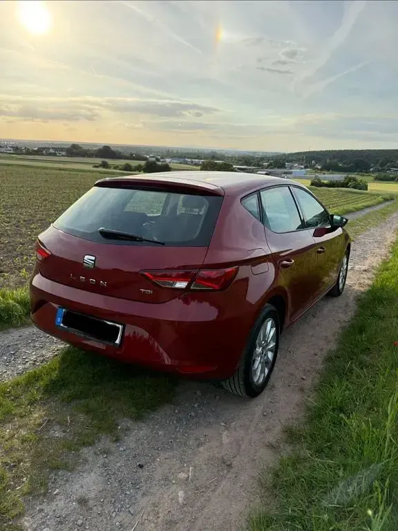 Używany Seat Leon Style 150 KM (110 kW) 2014 Czerwony Sedan/Limuzyna