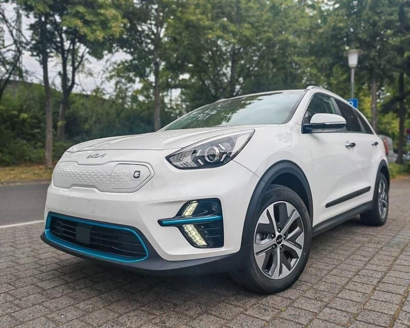 Weiß Gebraucht 2022 Kia e-Niro 2 SUV | 22.990 € (Guter Preis) - Bild 1/4