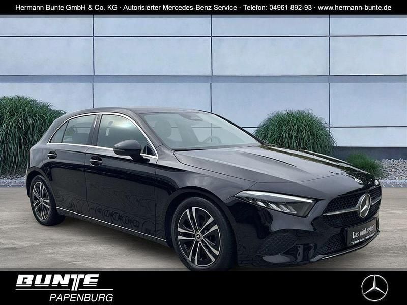 Kosmosschwarz (schwarz) Gebraucht 2024 Mercedes A180 Advanced Plus Limousine | 25.775 € (Guter Preis) - Bild 1/4