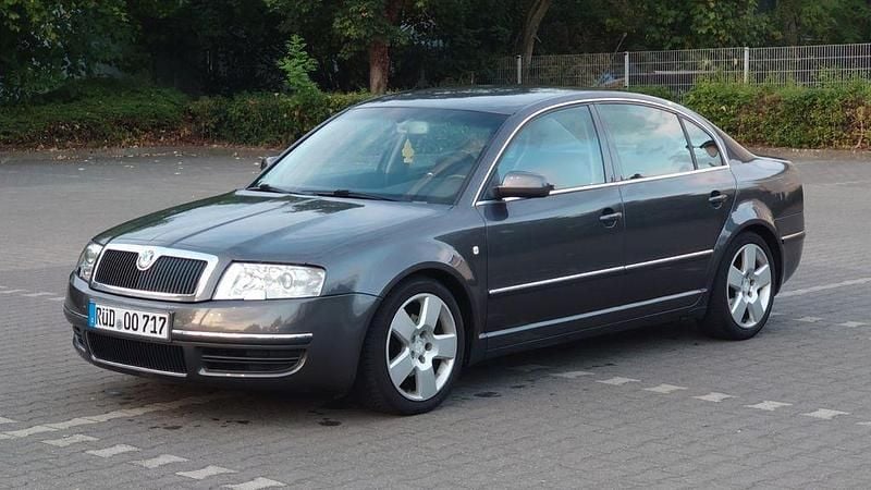 Grau Gebraucht 2005 Skoda Superb Comfort Limousine | 3.200 € - Bild 1/4