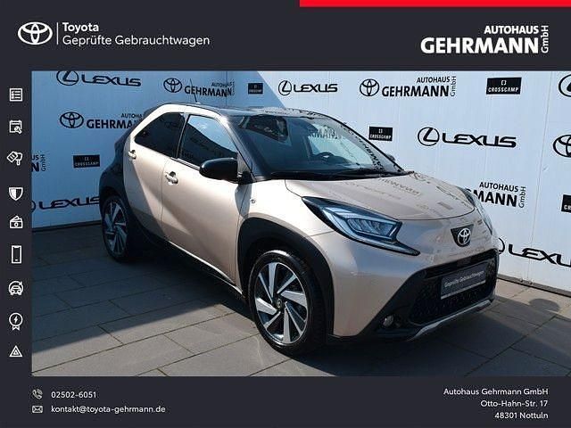 Ginger beige metallic/ night sky black Gebraucht 2022 Toyota Aygo X-plore Kleinwagen | 15.990 € (Fairer Preis) - Bild 1/4