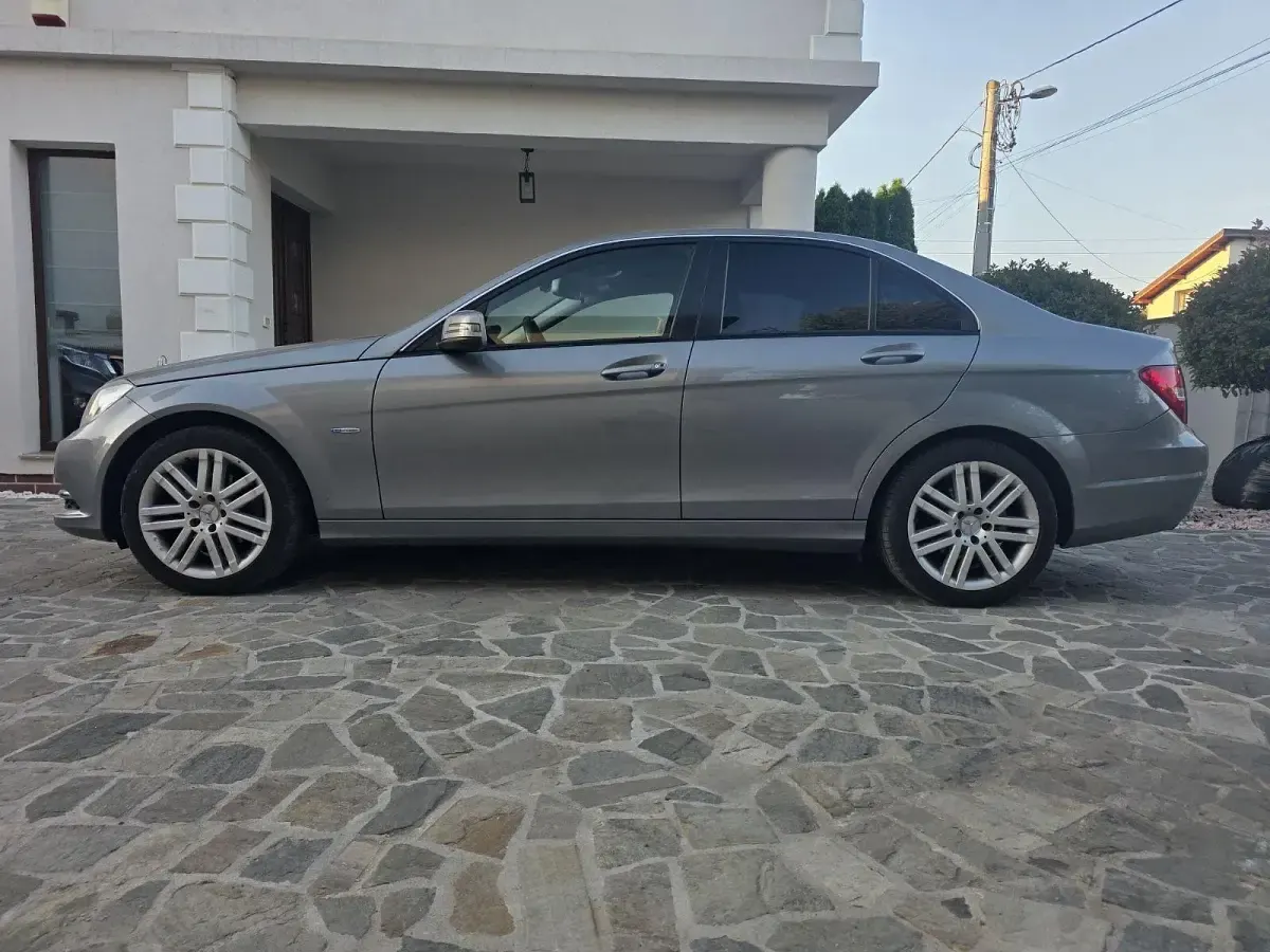 Gebraucht Mercedes C180 156 PS (114 kW) 2011 Silber Kombi