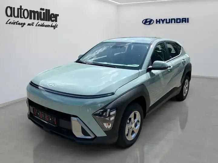 Weiß Gebraucht 2025 Hyundai Kona Select SUV | 23.989 € (Guter Preis) - Bild 1/4