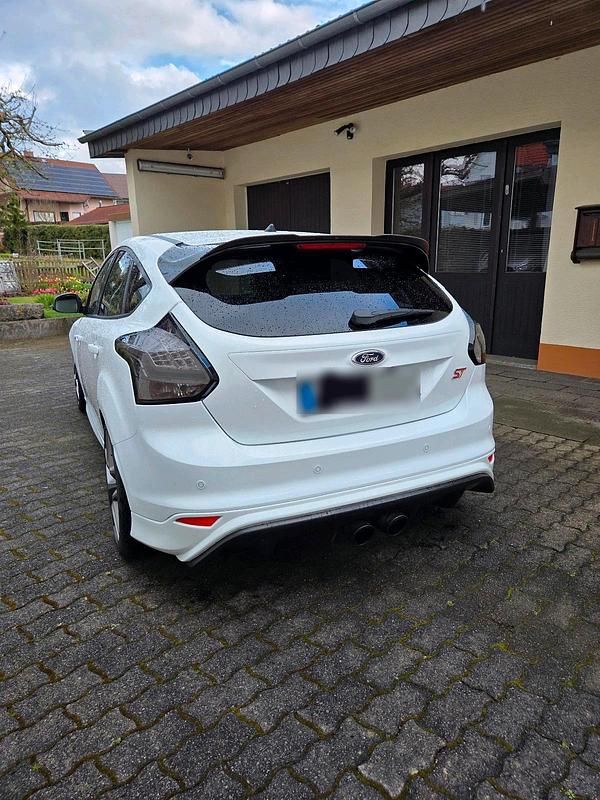 Gebraucht Ford Focus ST 275 PS (202 kW) 2014 Weiß Limousine