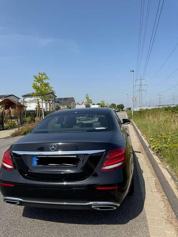 Gebraucht Mercedes E220 194 PS (142 kW) 2017 Schwarz Limousine