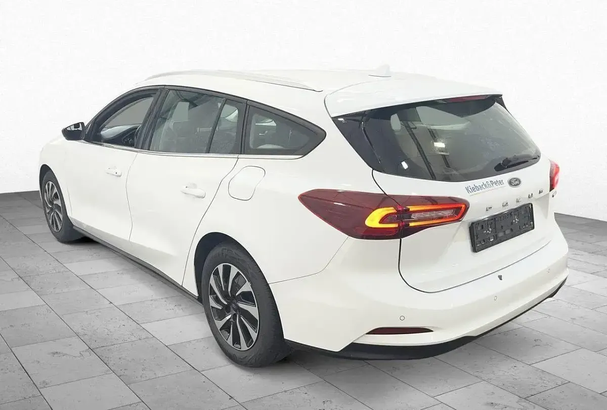 Gebraucht Ford Focus Style 125 PS (91 kW) 2022 Frozen white Kombi