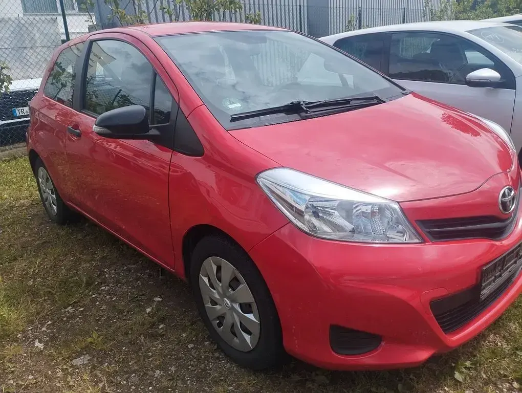 Gebraucht Toyota Yaris Cool 99 PS (72 kW) 2013 Rot Kleinwagen