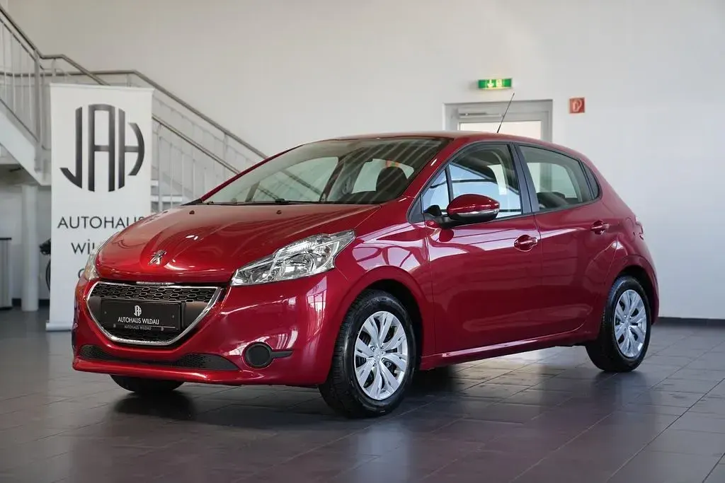 Gebraucht Peugeot 208 Active 68 PS (50 kW) 2015 Lackierung rot rubi/lackierun Kleinwagen
