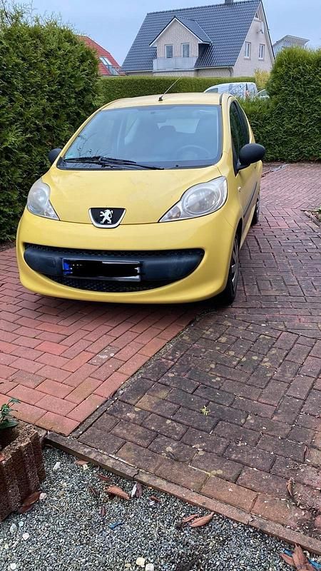 Gelb Gebraucht 2007 Peugeot 107 Kleinwagen | 750 € (Fairer Preis) - Bild 1/4