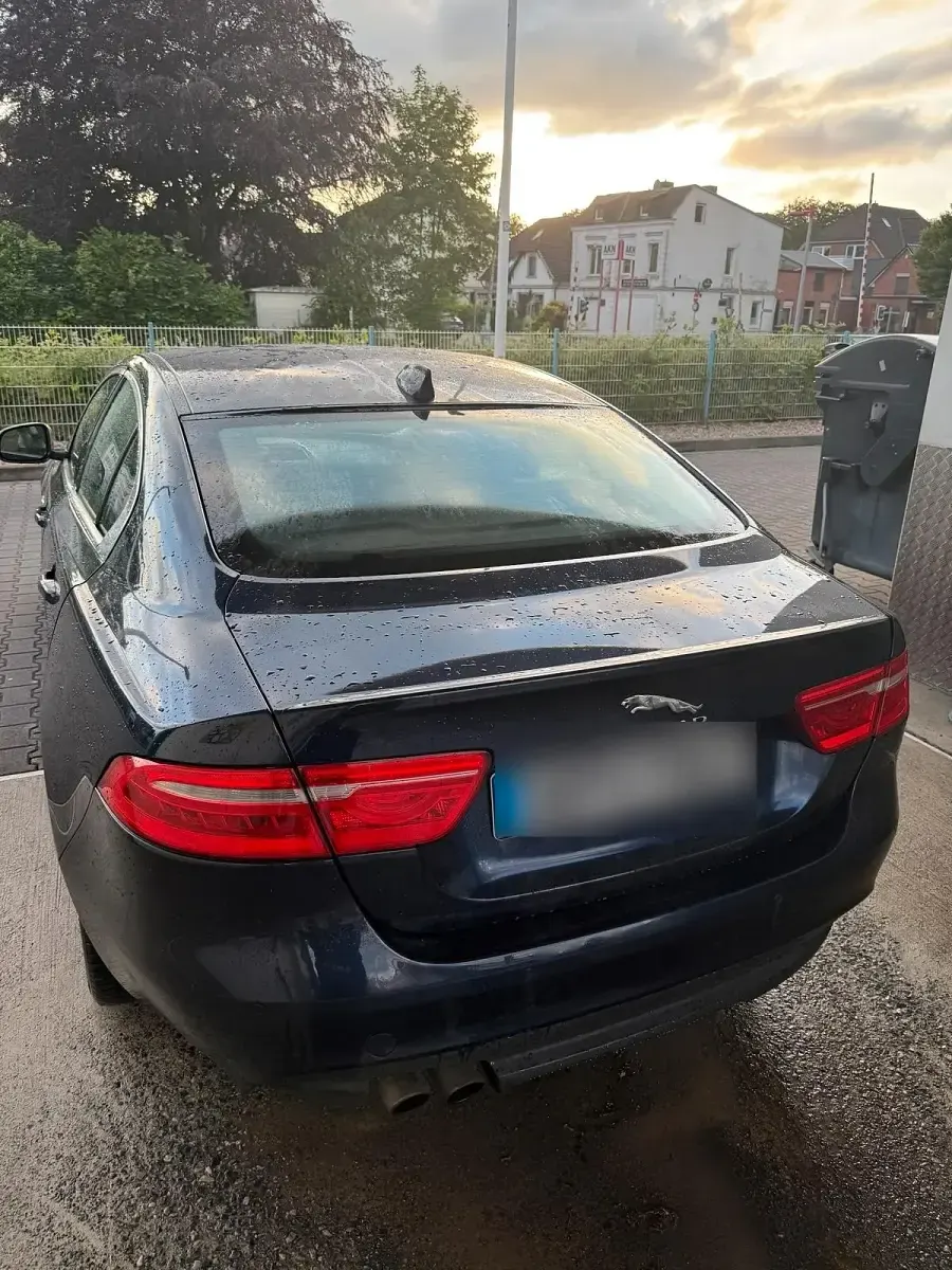 Gebraucht Jaguar XE 180 PS (132 kW) 2016 Blau Limousine