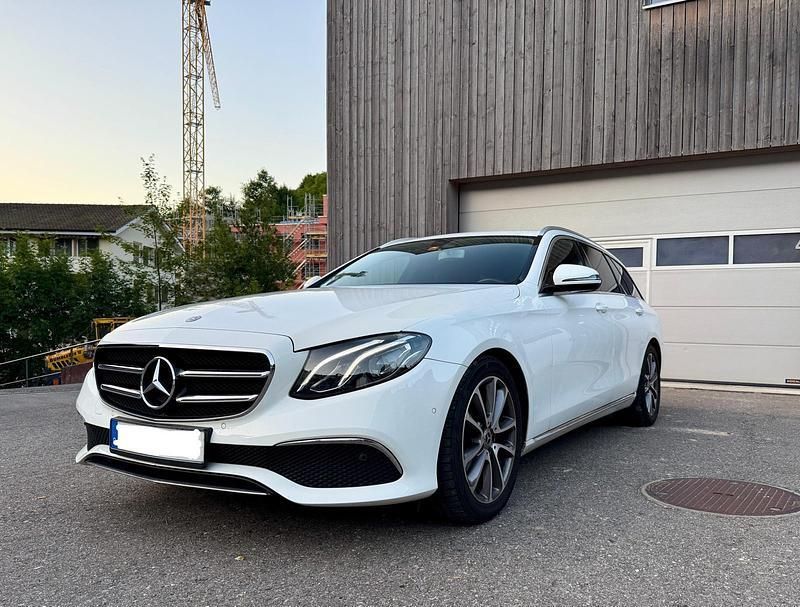 Weiß Gebraucht 2019 Mercedes E200 Kombi | 24.500 € (Fairer Preis) - Bild 1/4
