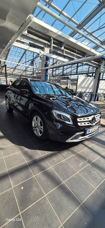 Schwarz Gebraucht 2018 Mercedes GLA180 SUV | 17.500 € (Guter Preis) - Bild 1/4