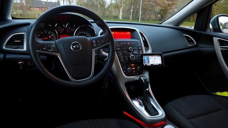 Gebraucht Opel Astra Design Edition 116 PS (85 kW) 2011 Silber Limousine