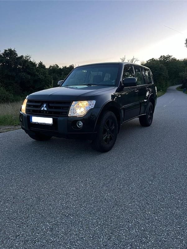 Schwarz Gebraucht 2010 Mitsubishi Pajero SUV | 10.600 € (Fairer Preis) - Bild 1/4