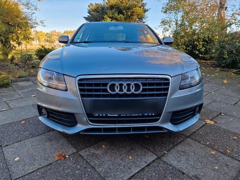 Grau Gebraucht 2011 Audi A4 Limousine | 2.500 € - Bild 1/4