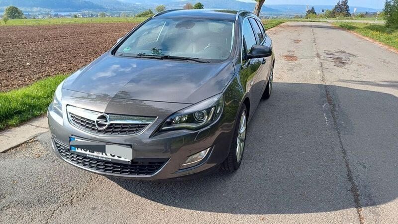 Grau Gebraucht 2011 Opel Astra Kombi | 8.000 € (Etwas zu teuer) - Bild 1/4