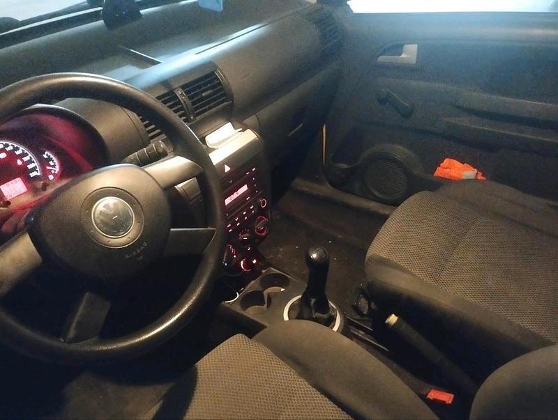 Second-hand VW Fox 75 CP (55 kW) 2006 Galben Hatchback