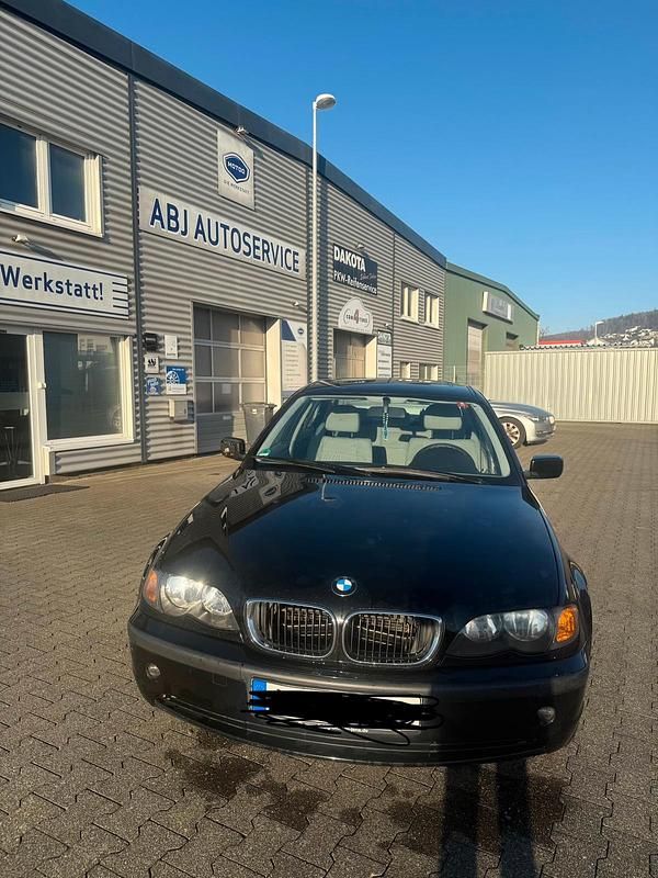 Schwarz Gebraucht 2004 BMW 318 Limousine | 1.000 € (Guter Preis) - Bild 1/4