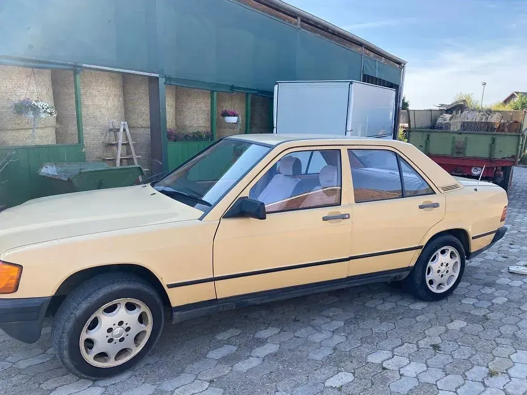 Gebraucht Mercedes 190 72 PS (52 kW) 1987 Gelb Limousine