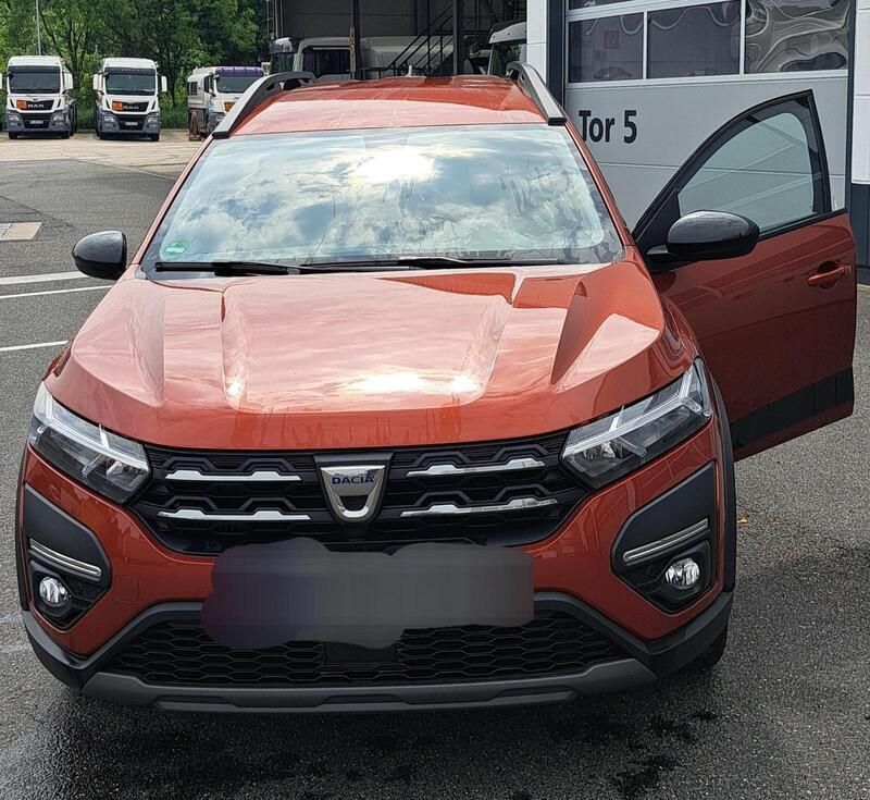 Braun Gebraucht 2022 Dacia Jogger Extreme Kombi | 18.900 € (Fairer Preis) - Bild 1/4