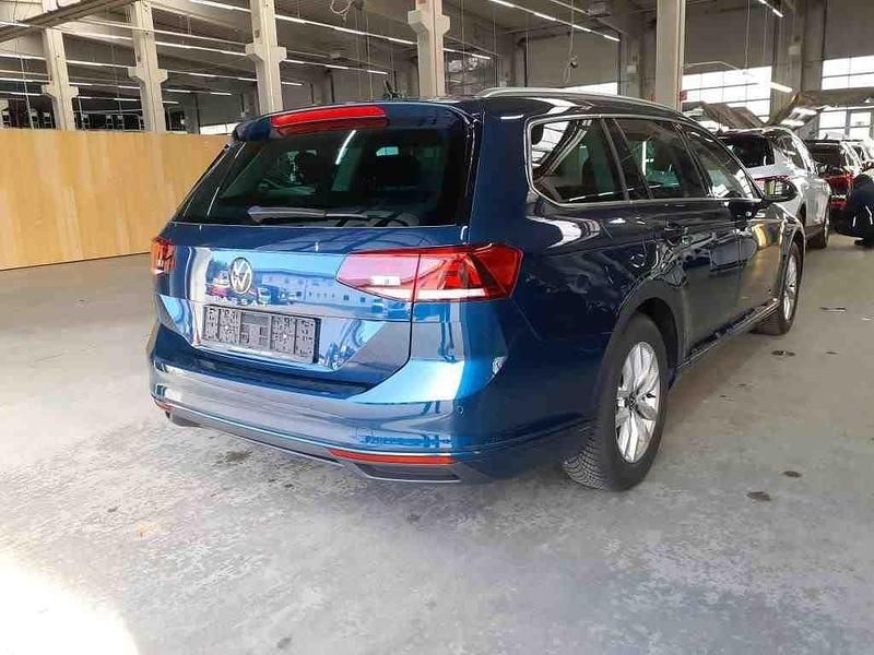 Gebraucht VW Passat Business 150 PS (110 kW) 2023 Aquamarine blue metallic Kombi