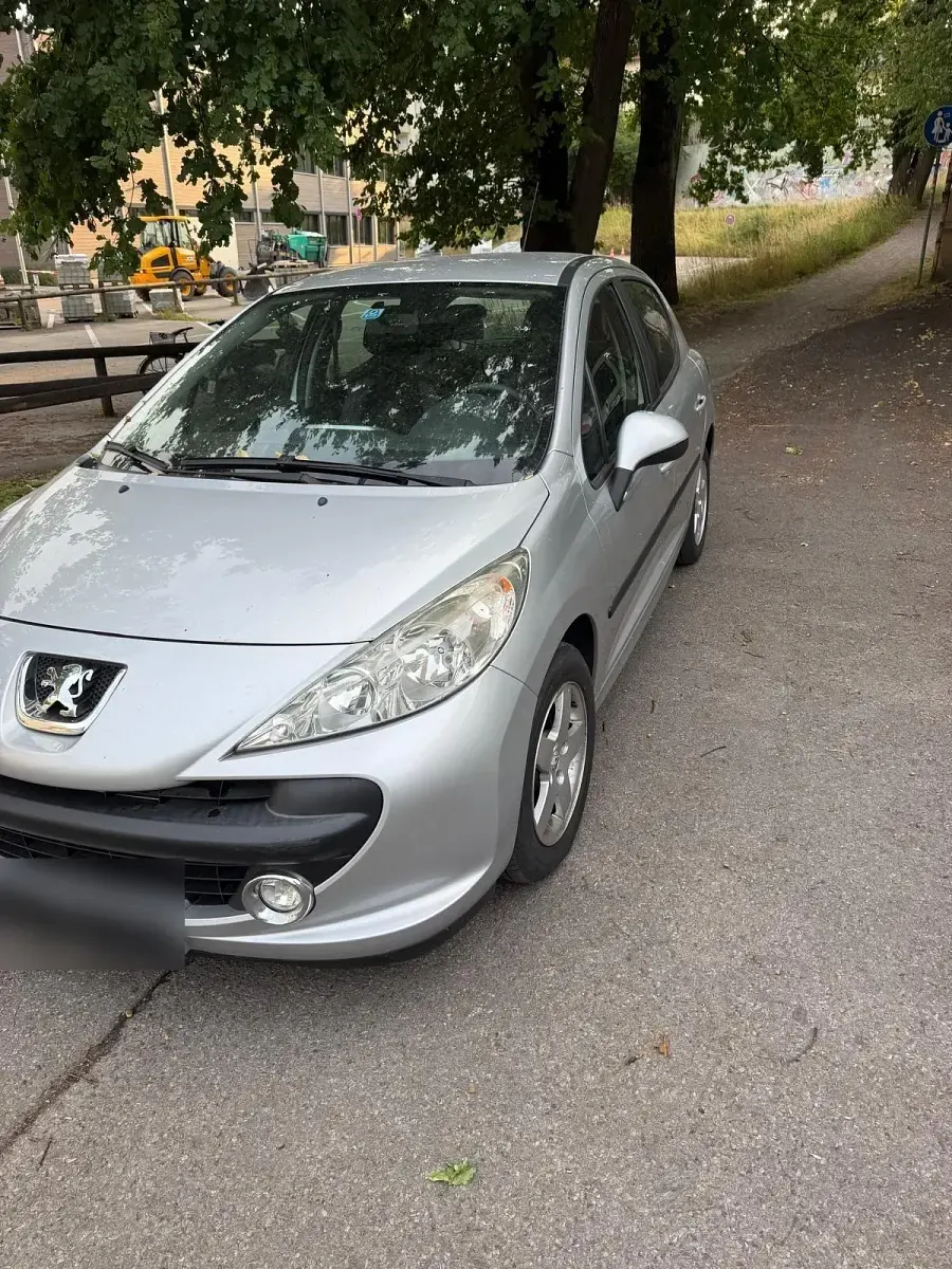 Gebraucht Peugeot 207 90 PS (66 kW) 2009 Silber Kleinwagen