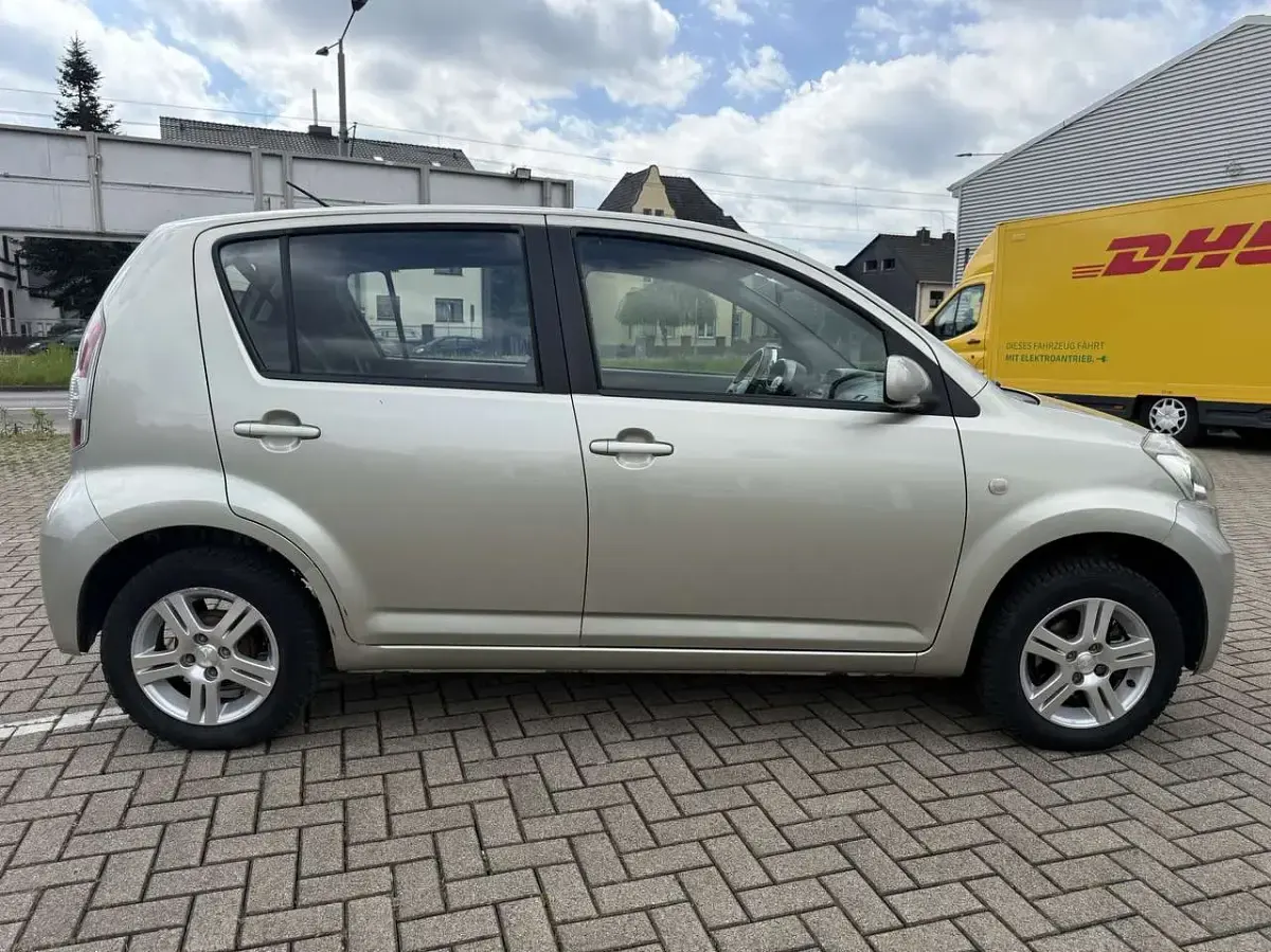 Gebraucht Daihatsu Sirion 91 PS (66 kW) 2009 Silber Kleinwagen
