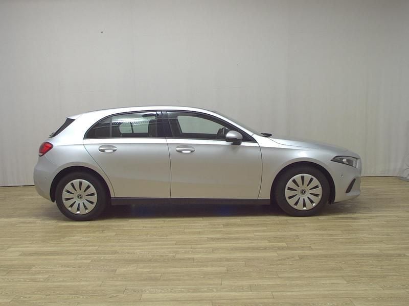 Iridiumsilber metalliclack (metallic) Gebraucht 2022 Mercedes A180 Limousine | 15.880 € (Superpreis) - Bild 1/4