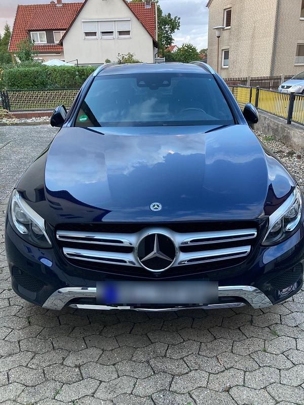 Blau Gebraucht 2018 Mercedes GLC250 SUV | 29.950 € (Teuer) - Bild 1/4