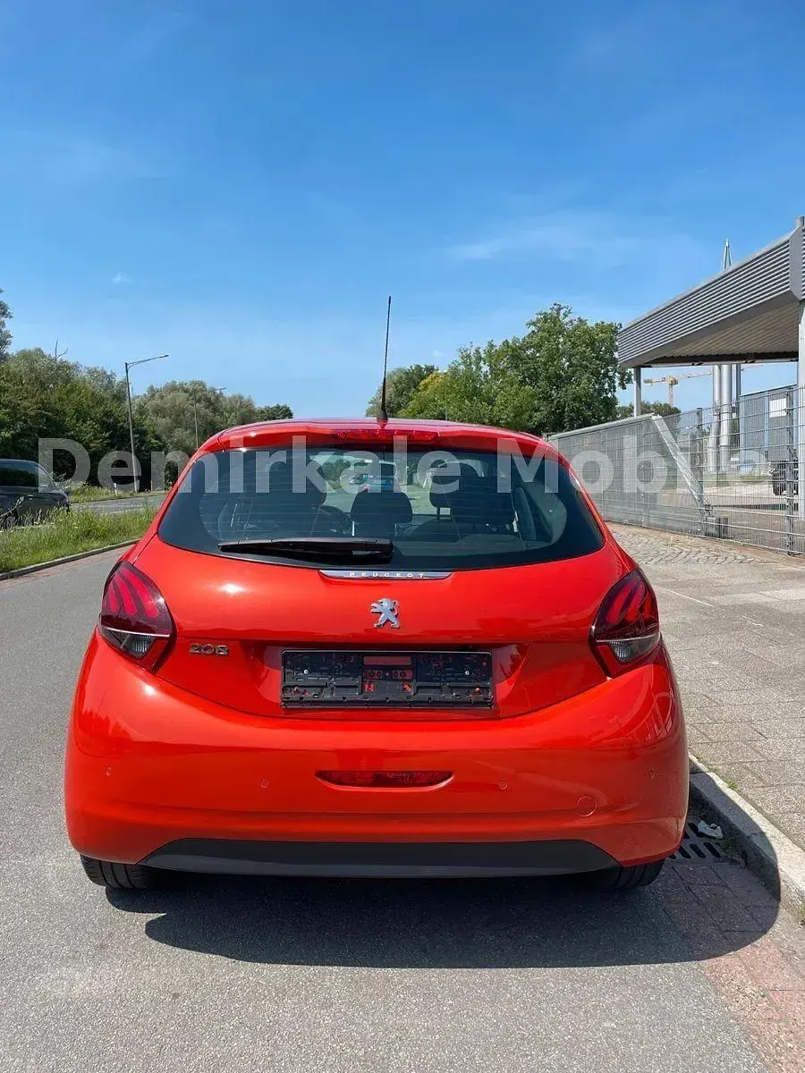 Gebraucht Peugeot 208 Active 82 PS (60 kW) 2017 Orange Kleinwagen