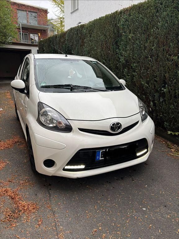 Gebraucht Toyota Aygo Cool 68 PS (50 kW) 2013 Weiß Kleinwagen