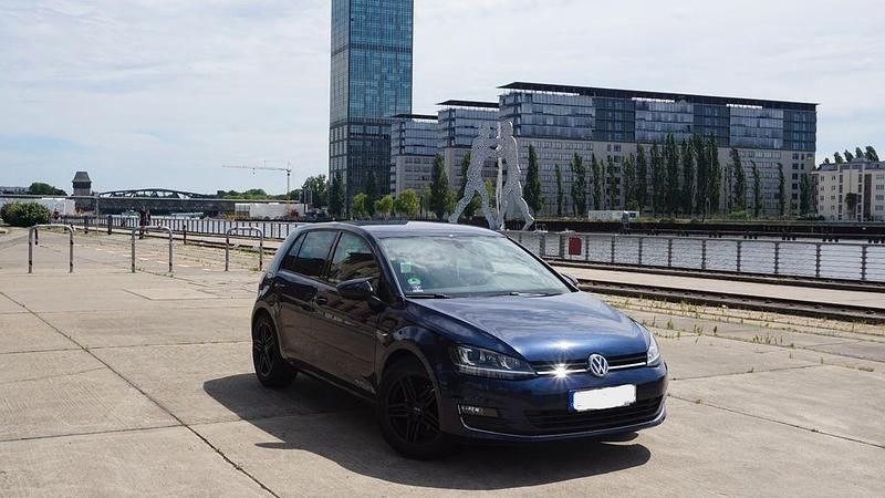 Blau Gebraucht 2015 VW Golf VII Comfortline Limousine | 12.999 € (Fairer Preis) - Bild 1/4