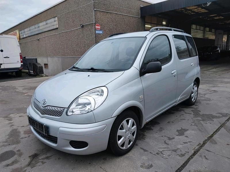 Silber Gebraucht 2005 Toyota Yaris Verso Van / Kleinbus | 3.000 € (Fairer Preis) - Bild 1/4
