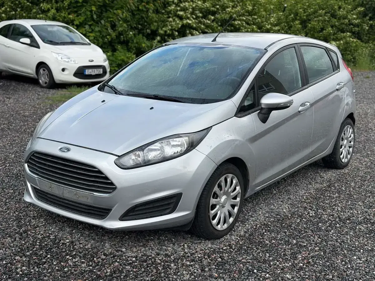 Gebraucht Ford Fiesta Trend 82 PS (60 kW) 2013 Polarsilber metallic Kleinwagen