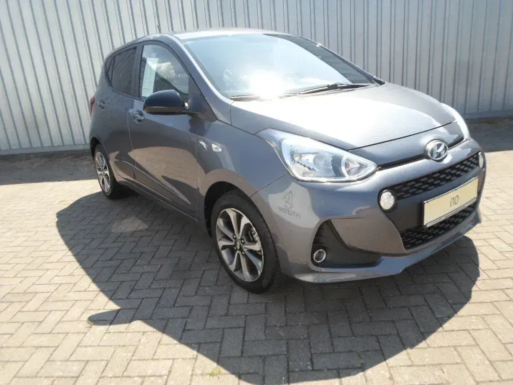 Gebraucht Hyundai i10 Passion Plus 67 PS (49 kW) 2018 Grau Kleinwagen