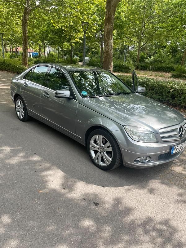 Grau Gebraucht 2010 Mercedes C250 Limousine | 5.850 € (Fairer Preis) - Bild 1/4